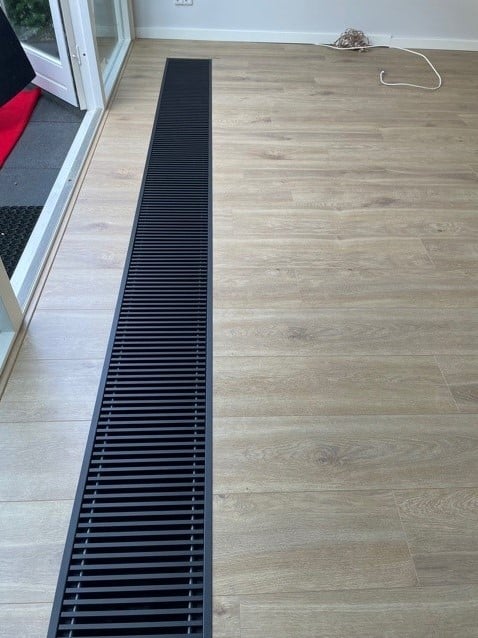 Kwijting smal Vliegveld Hoeklijnprofiel zwart 20mm zelfklevend 100cm | Laminaat, parket en pvc vloeren Kwijting smal Vliegveld Hoeklijnprofiel zwart 20mm zelfklevend 100cm | Laminaat, parket en pvc vloeren